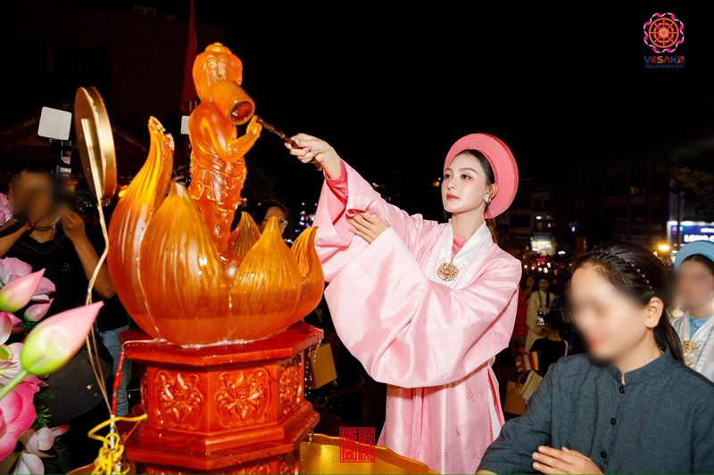 Cẩm Ly xếp hàng thực hiện nghi thức tắm Phật. Ảnh: Fanpage Hoa hậu Quốc gia Việt Nam.