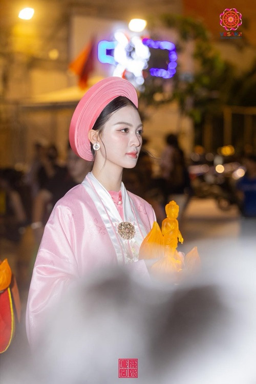 Á hậu Cẩm Ly cũng góp mặt trong lễ rước kiệu và thỉnh tôn tượng Đức Phật đản sinh. Ảnh: Fanpage Hoa hậu Quốc gia Việt Nam.