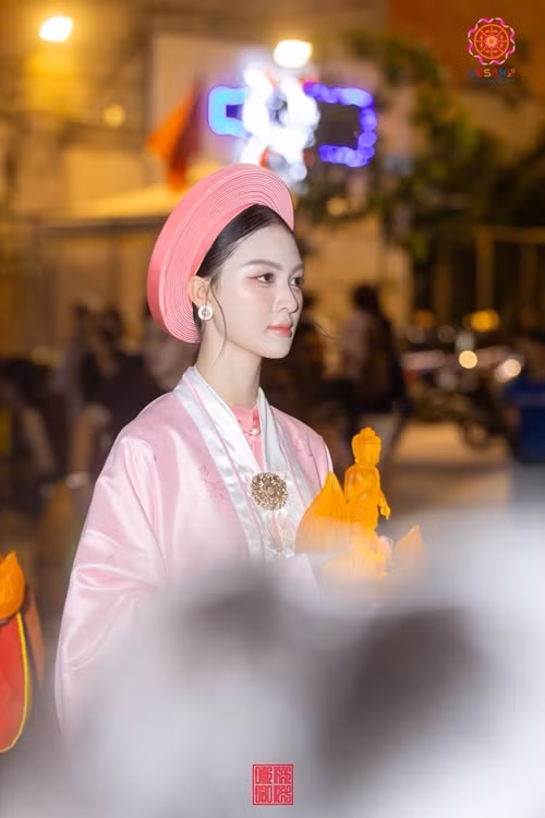 Á hậu Cẩm Ly cũng góp mặt trong lễ rước kiệu và thỉnh tôn tượng Đức Phật đản sinh. Ảnh: Fanpage Hoa hậu Quốc gia Việt Nam.