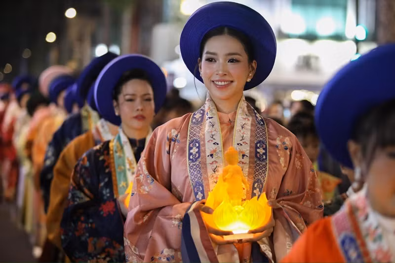 Theo VTV, trong lễ rước kiệu và thỉnh tôn tượng Đức Phật đản sinh, đón mừng Đại lễ Vesak 2025, Hoa hậu Tiểu Vy cùng nhiều sao Việt chọn Việt phục (áo Nhật Bình cho nữ và áo tấc cho nam). Ảnh: FB Tiểu Vy.