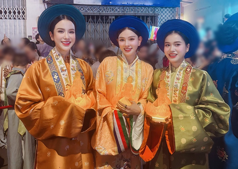 Thu Thủy chụp ảnh kỷ niệm cùng Diệp Lâm Anh và Lâm Vỹ Dạ ở sự kiện. Ảnh: FB Lâm Vỹ Dạ.