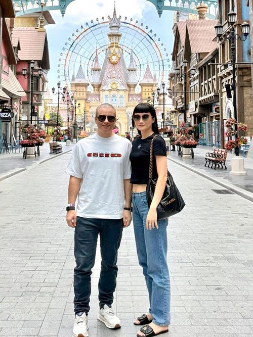 Cách đây không lâu, Kha Mỹ Vân chia sẻ hình ảnh bên chồng kỷ niệm 10 năm gắn bó. Tuy nhiên, hiện tại, nữ người mẫu bật đã tính năng khoá bảo vệ trang cá nhân Facebook đối với người lạ. Ảnh: FB Kha Mỹ Vân.