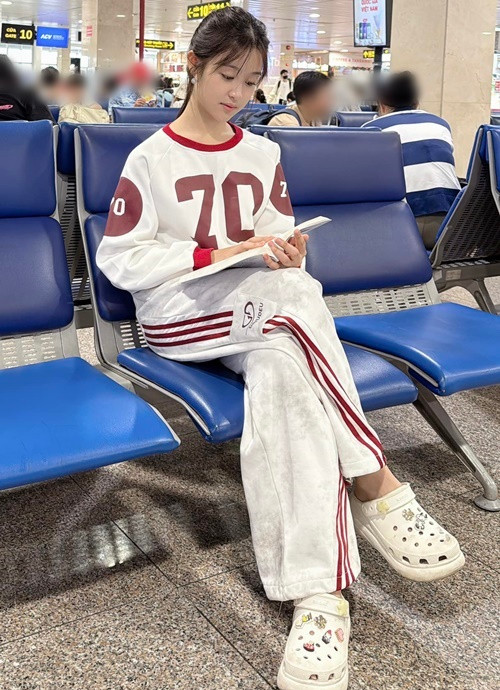 Bên cạnh hoạt động trong showbiz, Bảo Ngọc tích cực học tập. Ảnh: FB Bảo Ngọc.