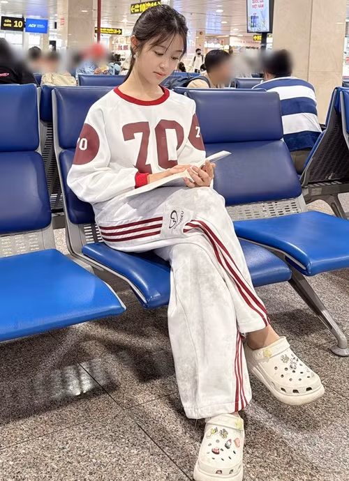 Bên cạnh hoạt động trong showbiz, Bảo Ngọc tích cực học tập. Ảnh: FB Bảo Ngọc.