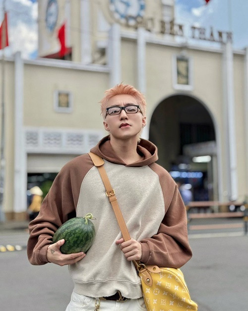 Cách sử dụng túi hiệu của nam ca sĩ nổi tiếng gây chú ý. Ảnh: FB Sơn Tùng M-TP.