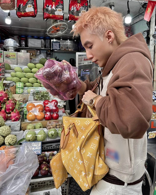 Mới đây, Sơn Tùng M-TP đi mua hoa quả rồi đựng đồ trong chiếc túi hiệu gần 300 triệu đồng. Ảnh: FB Sơn Tùng M-TP.