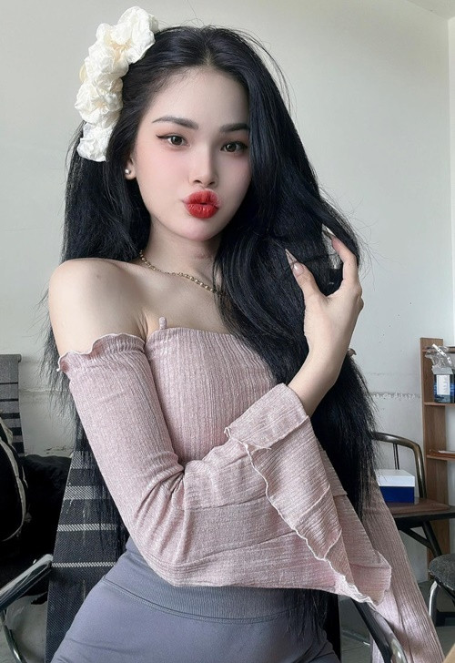 Nàng hậu từng nhắc về vết sẹo lớn ở vùng cổ sau ca phẫu thuật giọng nói. Ảnh: FB Hà Tâm Như.