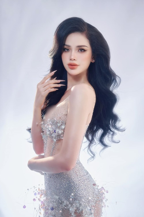 Ở phần thi ứng xử dành cho top 3 chung, nhận câu hỏi: "Trong một xã hội đa dạng, theo bạn sự khác biệt là điểm yếu hay sức mạnh?", Hà Tâm Như cho hay: "Bản thân tôi là một người phụ nữ chuyển giới. Tôi không xem đó là điều khác biệt mà tôi nghĩ mình là một trong những người nổi bật nhất. Bởi vì bên trong tôi có sự cố gắng và bên ngoài tôi có sự hoàn thiện". Ảnh: FB Hà Tâm Như.