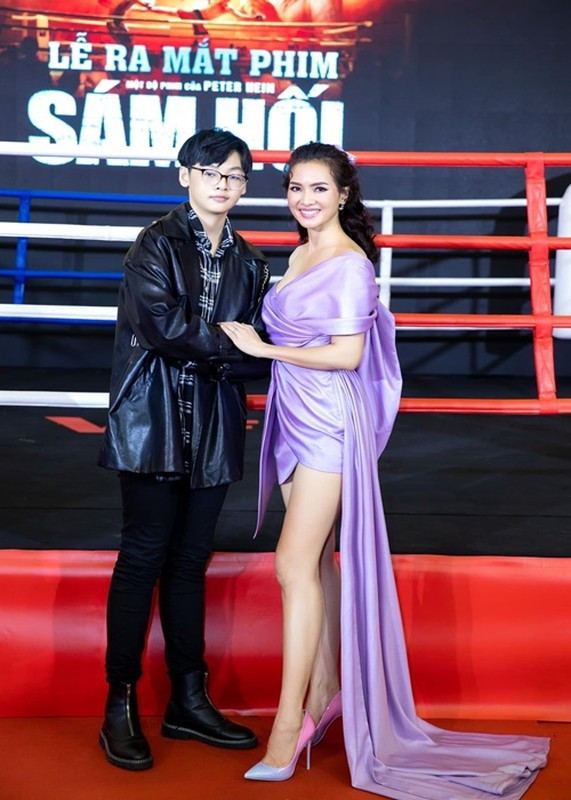 Ngoài gym, quý tử nhà Anh Thư còn học đá bóng ở trường.