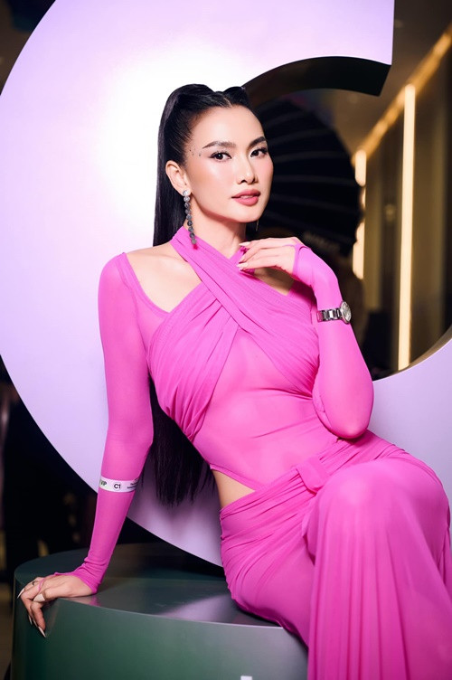 "Tôi không giấu mà muốn con tiếp xúc với họ. Lúc đầu xem nhau là bạn, rủ đi ăn, tôi đưa con theo cùng để cảm nhận. Hồi nhỏ thì bé bảo: "Khi nào con thích thì mẹ mới được có bồ". Còn giờ thì Khoa hồn nhiên lắm, nói với tôi: "Mẹ thích là được", Anh Thư chia sẻ.