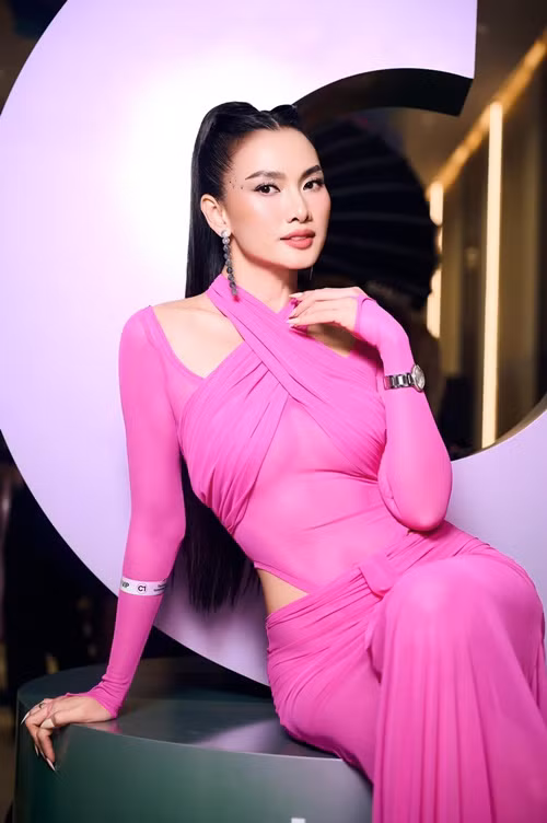 "Tôi không giấu mà muốn con tiếp xúc với họ. Lúc đầu xem nhau là bạn, rủ đi ăn, tôi đưa con theo cùng để cảm nhận. Hồi nhỏ thì bé bảo: "Khi nào con thích thì mẹ mới được có bồ". Còn giờ thì Khoa hồn nhiên lắm, nói với tôi: "Mẹ thích là được", Anh Thư chia sẻ.