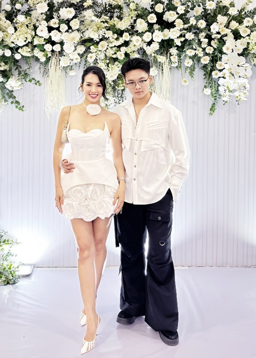 Trên trang cá nhân, siêu mẫu Anh Thư đăng tải hình ảnh bên con trai Tiểu Long. Nữ người mẫu chia sẻ trên Znews, quý tử năm nay 18 tuổi, cao 1m85.