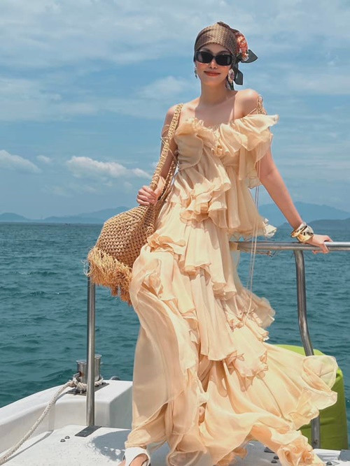 Lan Khuê luôn ăn mặc sành điệu, đi xe sang, du lịch sang chảnh. Ảnh: FB Lan Khuê.