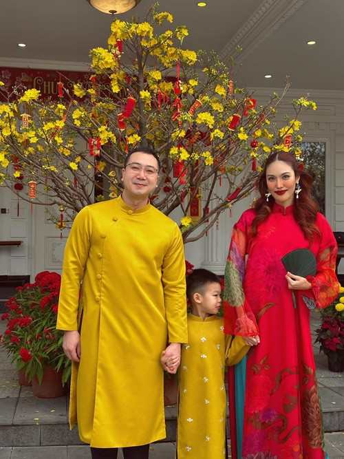 Tình cảm giữa Lan Khuê và Tuấn John ngày càng mặn nồng. Cả hai chứng minh tình yêu thực sự dành cho nhau bằng những hành động. Trên mạng xã hội, cặp đôi thường xuyên đăng ảnh kèm lời ngọt ngào, dành thời gian cho nhau vào những kỳ nghỉ lễ, sinh nhật, kỷ niệm ngày cưới, ủng hộ bạn đời trong công việc. Sau khi lập gia đình, Hoa khôi Lan Khuê chăm vào bếp nấu ăn cho gia đình, khéo nuôi dạy con cái. Ảnh: FB Lan Khuê.