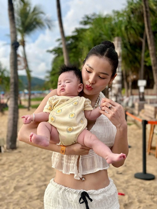 Phương Trinh Jolie theo đuổi phong cách gợi cảm trong nhiều năm qua.