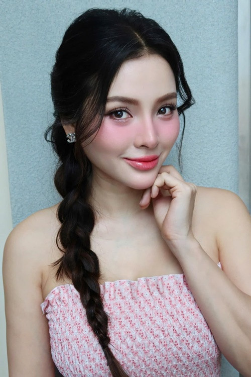 Sau 3 lần sinh nở, nhan sắc của nữ ca sĩ ngày càng mặn mà, chả trách Lý Bình mê mệt.