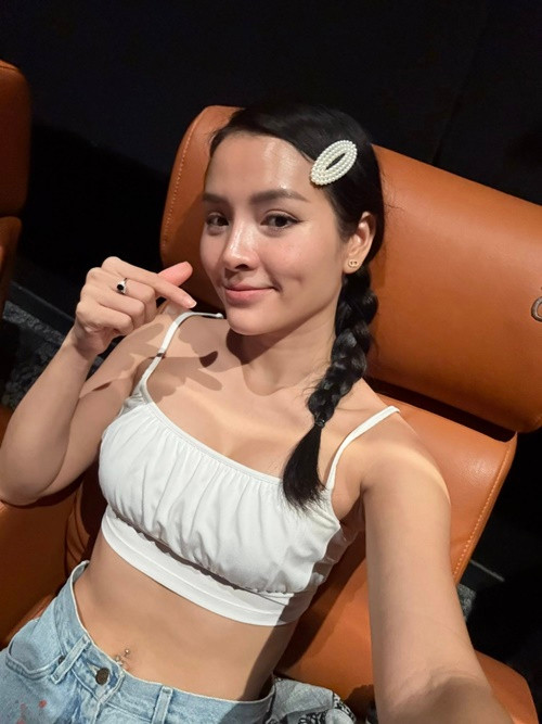 Nữ ca sĩ liên tục diện áo hở eo khoe triệt để vòng hai săn chắc, không chút mỡ thừa.