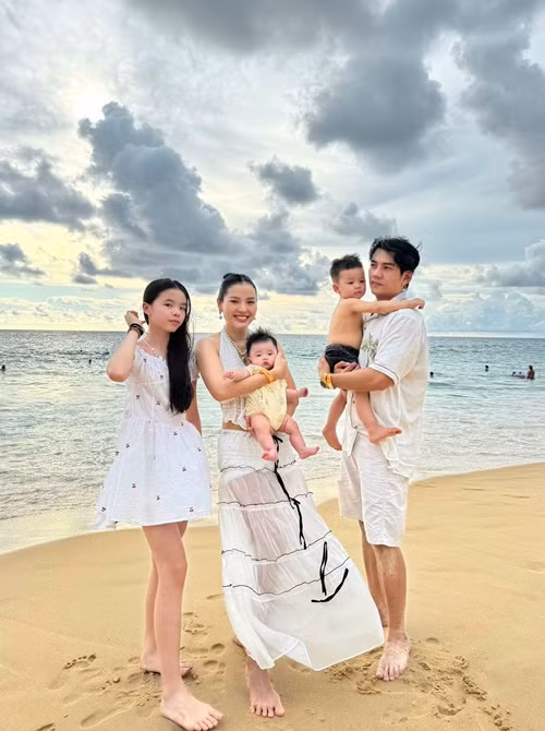 Lý Bình nhắn nhủ bạn đời: "Cảm ơn em đã đồng hành cùng anh trong suốt những năm qua”. Phương Trinh Jolie chia sẻ: “3 năm bên nhau không phải lúc nào cũng hoàn hảo nhưng luôn đủ yêu thương để bước tiếp. Cảm ơn vì đã cùng em đi qua những ngày tháng bình thường nhất, theo cách đặc biệt nhất”.