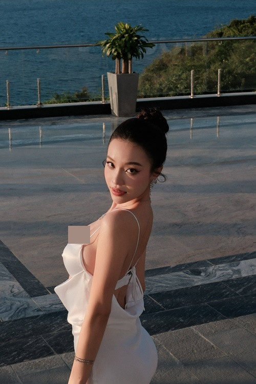 Thùy Vi cao 1m72, có số đo ba vòng 85-61-94cm.