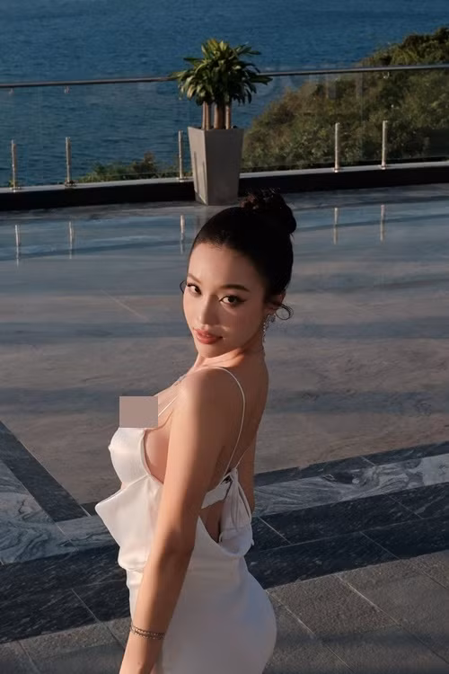 Thùy Vi cao 1m72, có số đo ba vòng 85-61-94cm.