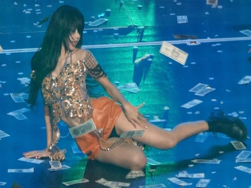 Vì diện trang phục táo bạo, Lisa không ít lần hớ hênh khi thực hiện các động tác vũ đạo. Ảnh: Saostar.