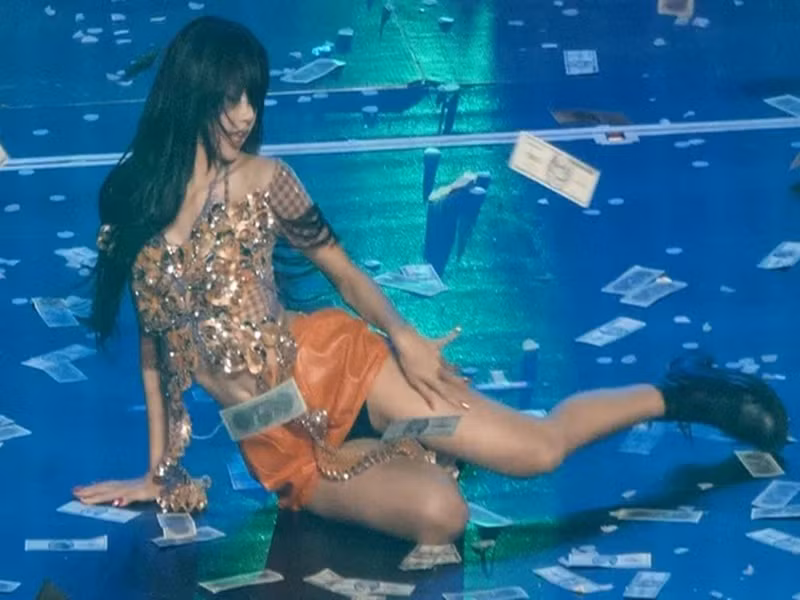 Vì diện trang phục táo bạo, Lisa không ít lần hớ hênh khi thực hiện các động tác vũ đạo. Ảnh: Saostar.