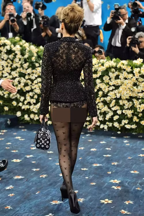 Phong cách thời trang của Lisa ngày càng phóng khoáng. Ảnh: People.