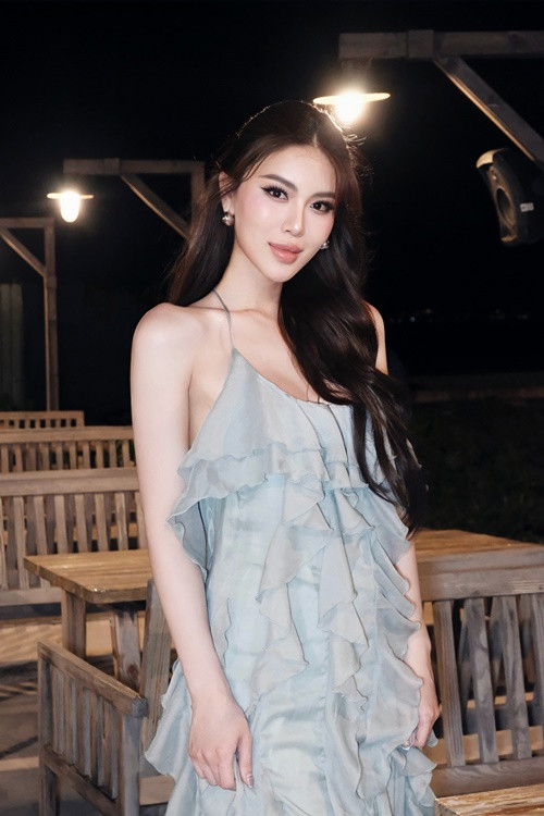 Thủy Tiên cao 1m73, có số đo ba vòng 85-62-92 cm. Người đẹp chia sẻ trong cuộc phỏng vấn với Dân Việt, khi mới tham gia cuộc thi, cô trông gai góc, hơi chảnh. Tuy nhiên, hiện tại, Thủy Tiên được nhận xét trông nữ tính, mềm mại hơn. Ảnh: FB Thủy Tiên.