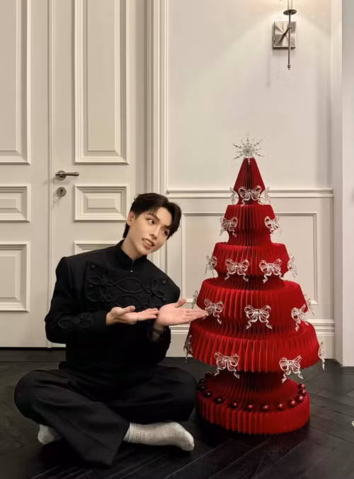 Học trò Mỹ Tâm chia sẻ trên truyền thông, anh chọn mua nhiều món nội thất từ nước ngoài. Không ít lần, Đức Phúc đăng tải hình ảnh cuộc sống trong căn hộ chục tỷ. Ảnh: FB Đức Phúc.