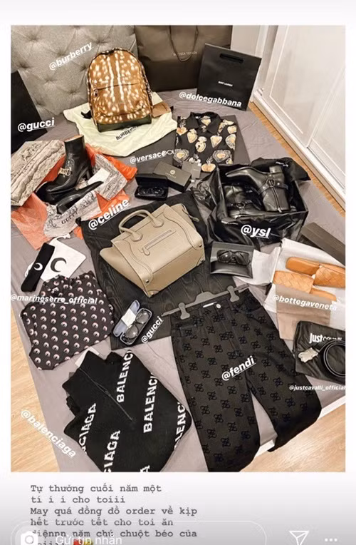 Đức Phúc thường xuyên mua sắm hàng hiệu. Trong cuộc phỏng vấn với Znews, nam ca sĩ cho biết, anh tính toán kỹ lưỡng mỗi khi mua món đồ hiệu. Ảnh: FB Đức Phúc.