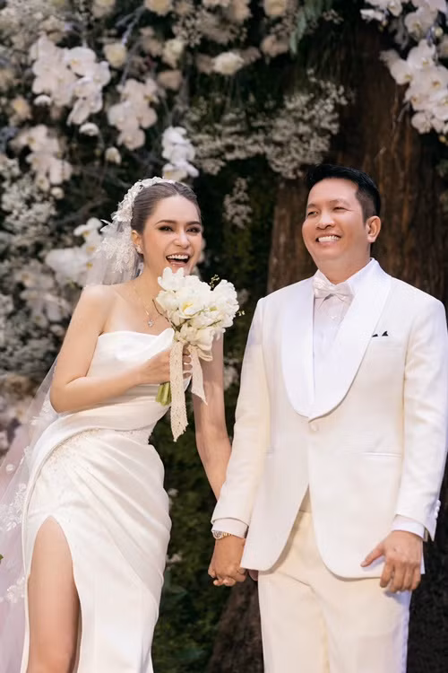 Mới đây, cục Quản lý Dược ban hành công văn yêu cầu thu hồi, tiêu hủy đối với lô sản phẩm Hanayuki Shampoo - chai 300g do không đạt tiêu chuẩn chất lượng. Các sản phẩm Hanayuki do Công ty TNHH Thương mại Dịch vụ VB Group chịu trách nhiệm đưa ra thị trường. Người đại diện pháp luật kiêm Tổng giám đốc công ty này là ông Nguyễn Quốc Vũ – chồng của ca sĩ Đoàn Di Băng.