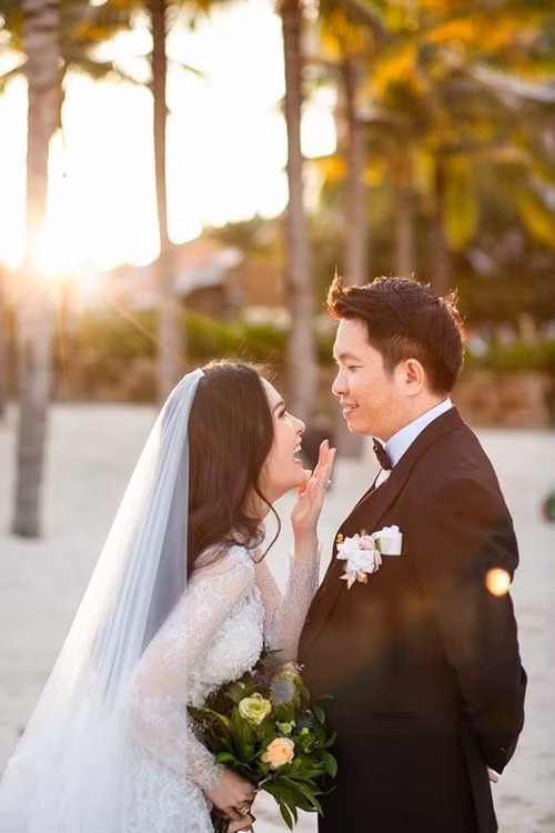 Đoàn Di Băng và Quốc Vũ kết hôn năm 2012. Cặp đôi không ít lần tổ chức các bữa tiệc mừng ngày cưới.