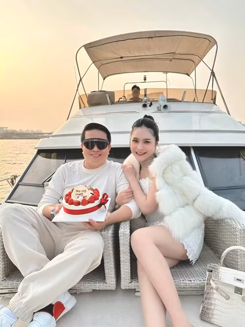 Khi mang bầu lần 2, Đoàn Di Băng được chồng tặng căn biệt thự trị giá 22 tỷ đồng. Khi nữ ca sĩ mang bầu lần 4, doanh nhân Quốc Vũ tặng vợ 3 tòa nhà có vị trí đắc địa trị giá hơn 209 tỷ đồng. Không may, Đoàn Di Băng bị sảy thai.