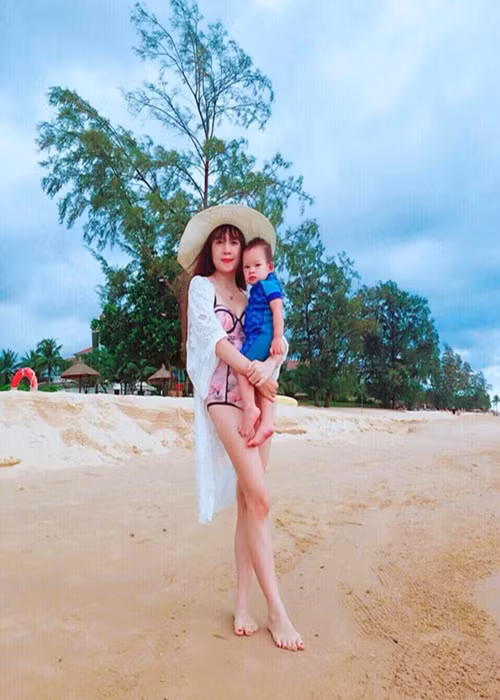 Minh Hà theo đuổi phong cách thanh lịch, gợi cảm. Cô hiếm hoi ăn mặc táo bạo khi xuất hiện. Ảnh: FB Minh Hà.