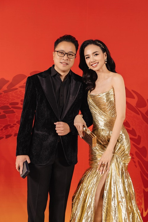 Đạo diễn Victor Vũ mê mẩn Đinh Ngọc Diệp, luôn yêu thương, chiều chuộng nữ diễn viên. Ảnh: FB Đinh Ngọc Diệp.