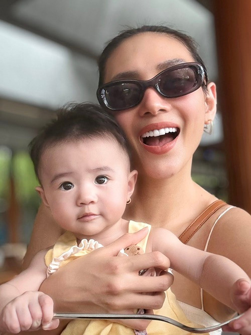 Người đẹp chia sẻ, bé Nubi khiến cô thay đổi nhiều. "Từ một người nóng tính trở, mẹ kiên nhẫn và điềm đạm. Từ một người thích cuộc sống tự do bay nhảy, mẹ bỗng chỉ muốn ôm con và ngắm con suốt từng giây", Võ Hoàng Yến tâm sự.