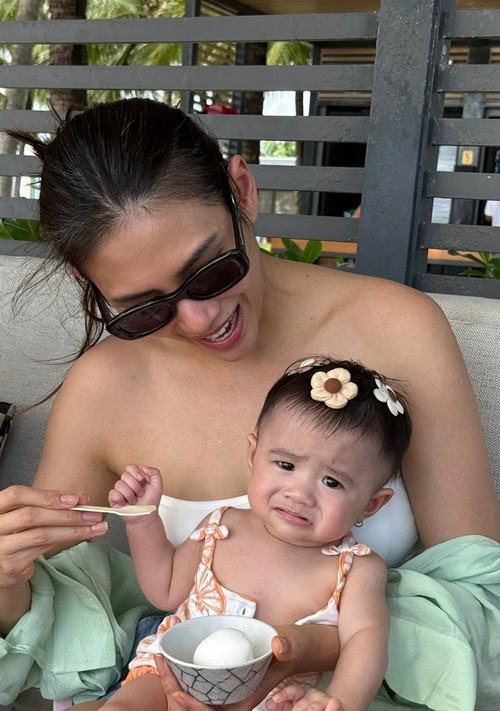 Nữ người mẫu còn bày tỏ niềm hạnh phúc lớn nhất của cô là được nhìn thấy con khôn lớn từng ngày. "Nụ cười của con như ánh mặt trời ấm áp trái tim mẹ, và mỗi bước tiến của con là động lực để mẹ vượt qua mọi thử thách. Cảm ơn con, Nubi, vì đã đến bên mẹ và mang lại ý nghĩa cho cuộc sống này. Giấc mơ lớn nhất của mẹ bây giờ là con", Võ Hoàng Yến viết.