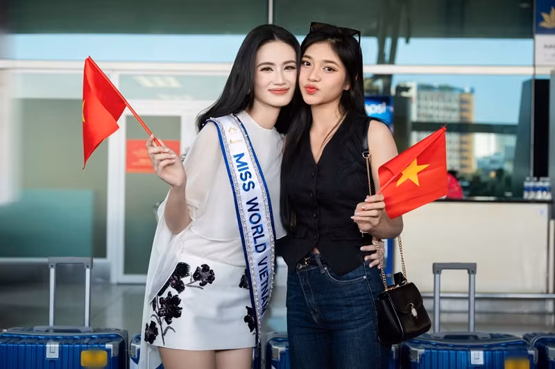 Ý Nhi trẻ trung bên Á hậu Minh Kiên ở sân bay.