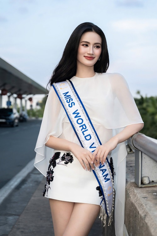 Chiều tối ngày 6/5, Hoa hậu Ý Nhi có mặt tại sân bay Tân Sơn Nhất để lên đường sang Ấn Độ tham dự cuộc thi Miss World 2025.