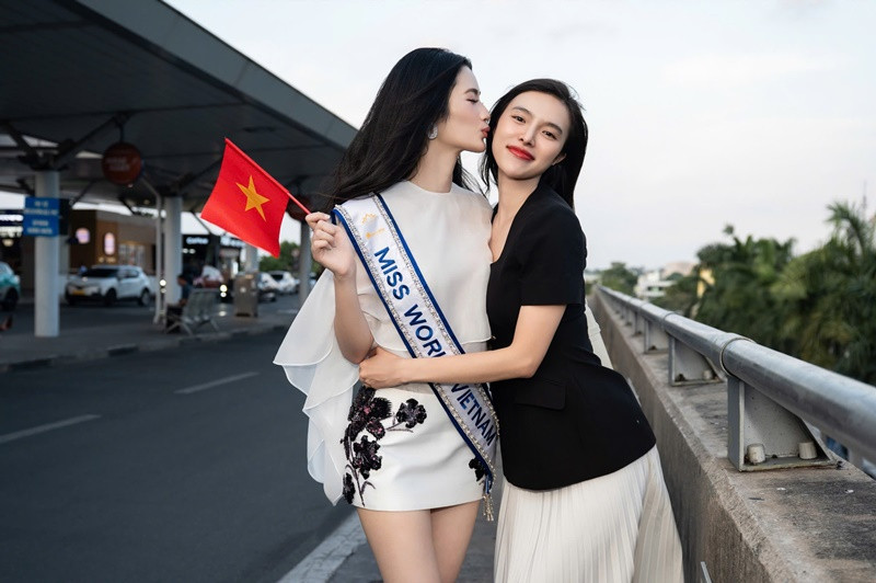 Huỳnh Trần Ý Nhi chia sẻ, cô đã có nửa năm để rèn luyện, hoàn thiện mọi thứ cho Miss World. “Trong hành trình này, tôi may mắn có công ty đồng hành, hỗ trợ, tạo điều kiện tốt nhất. Từ việc lên ý tưởng trang phục, hỗ trợ về mặt truyền thông, đến việc sắp xếp lịch trình tập luyện... Đặc biệt, tôi luôn nhận được sự tin tưởng và những lời khuyên quý báu từ mẹ Phạm Kim Dung và ba Hoàng Nhật Nam", cô cho biết.