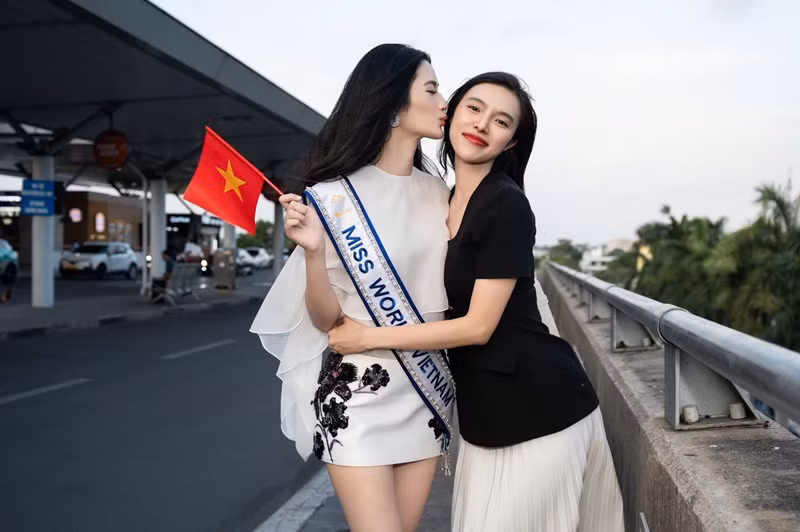 Huỳnh Trần Ý Nhi chia sẻ, cô đã có nửa năm để rèn luyện, hoàn thiện mọi thứ cho Miss World. “Trong hành trình này, tôi may mắn có công ty đồng hành, hỗ trợ, tạo điều kiện tốt nhất. Từ việc lên ý tưởng trang phục, hỗ trợ về mặt truyền thông, đến việc sắp xếp lịch trình tập luyện... Đặc biệt, tôi luôn nhận được sự tin tưởng và những lời khuyên quý báu từ mẹ Phạm Kim Dung và ba Hoàng Nhật Nam", cô cho biết.