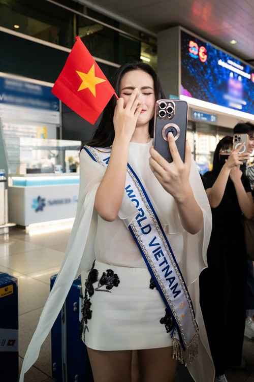 Trong lúc trò chuyện với Lương Thùy Linh, Ý Nhi bật khóc: “Lúc về chị nhớ ra đón em nha”.