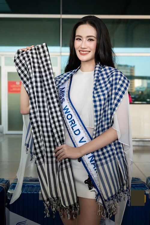 Hoa hậu Ý Nhi mang theo hơn 160 kg hành lý, bao gồm 30 bộ trang phục, các món quà đặc biệt, mang đậm dấu ấn văn hóa Việt Nam để gửi tặng cho bạn bè quốc tế.