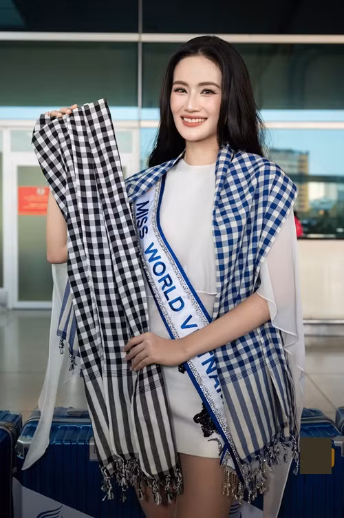 Hoa hậu Ý Nhi mang theo hơn 160 kg hành lý, bao gồm 30 bộ trang phục, các món quà đặc biệt, mang đậm dấu ấn văn hóa Việt Nam để gửi tặng cho bạn bè quốc tế.