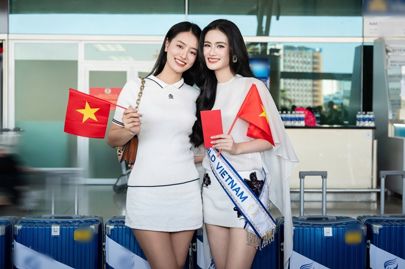 Ở sân bay, Ý Nhi tươi tắn, gợi cảm trong set trang phục gồm áo voan trắng dáng suông kết hợp chân váy ngắn.