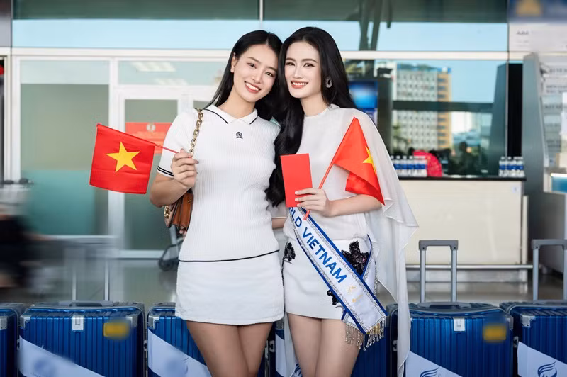 Ở sân bay, Ý Nhi tươi tắn, gợi cảm trong set trang phục gồm áo voan trắng dáng suông kết hợp chân váy ngắn.