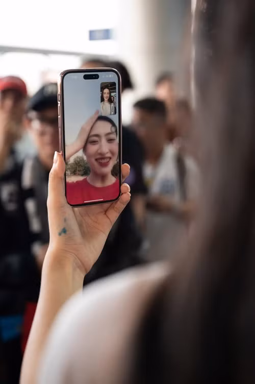 Hoa hậu Lương Thùy Linh đã gọi video gửi lời chúc và động viên tinh thần Ý Nhi "mang chuông đi đánh xứ người".