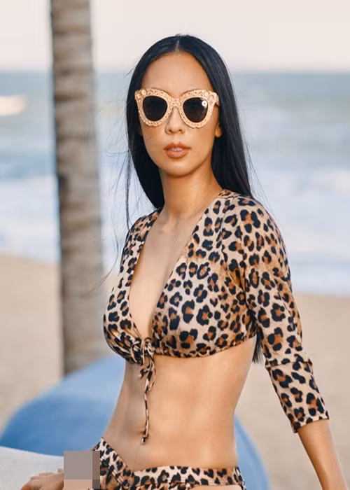 My nhan tung dinh nhu sam voi Dan Truong khoe anh bikini