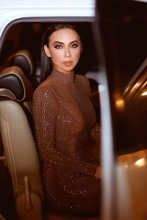 Nữ MC sinh năm 1985 từng liên tục xuất hiện bên Đan Trường. Trong cuộc phỏng vấn trên Khám Phá, cô khẳng định, bản thân chưa từng "say nắng" anh Bo. Chồng của Huyền Ny là tên Vince, là một bác sĩ nha khoa, hơn nữ MC 7 tuổi.