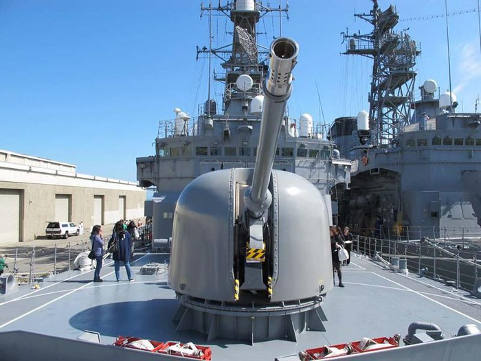Cận cảnh pháo hạm OTO Melara với đầu giảm giật nhiều lỗ thoát khí.